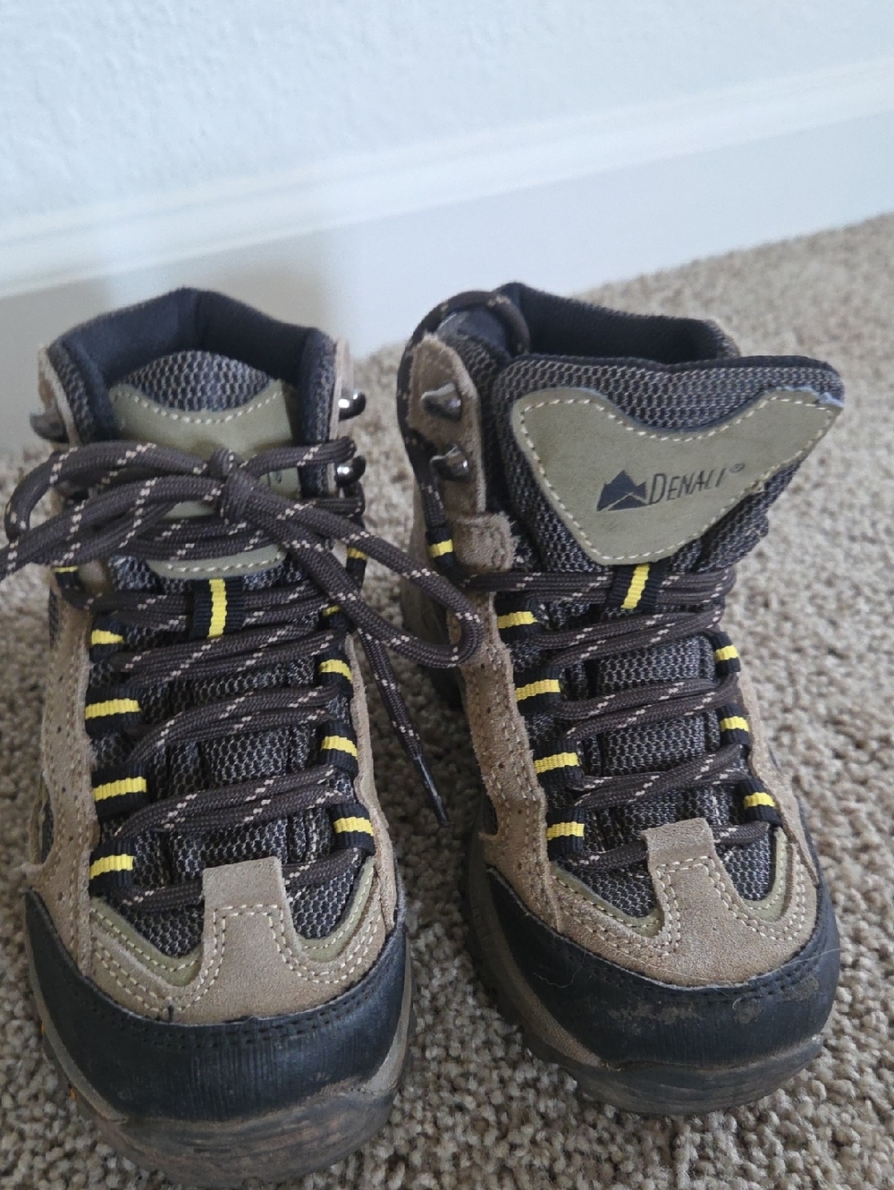 Excellent Like New Little Kid DENALI hiking Boot Size 13 Little Kid